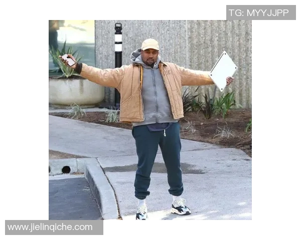 足球明星便装街拍，展现休闲与时尚兼具的独特魅力与个人风格